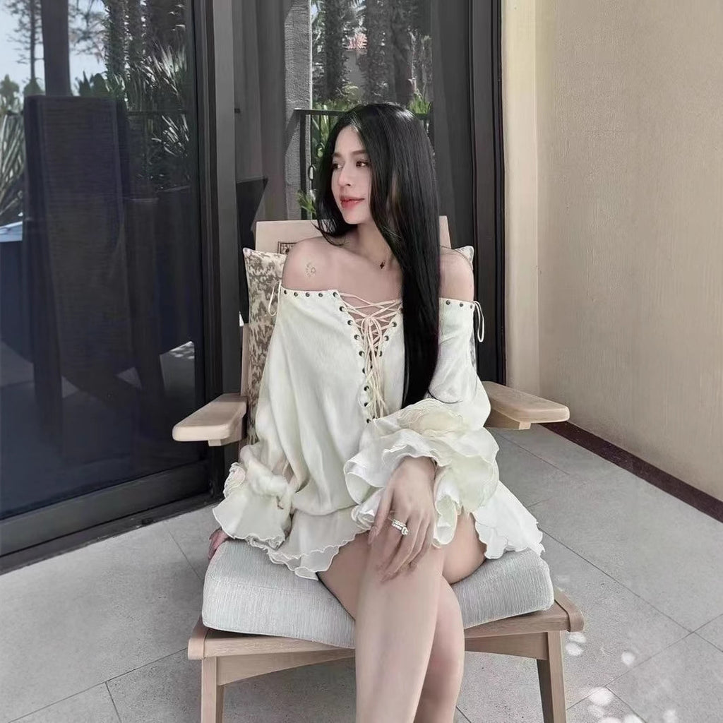 Loose-fitting short dress with bell sleeves and high waist