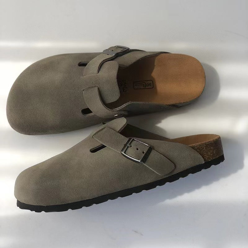Sabots en daim gris avec boucle métallique, semelle intérieure en liège et semelle extérieure noire. Chaussures confortables et tendance pour l'été.
