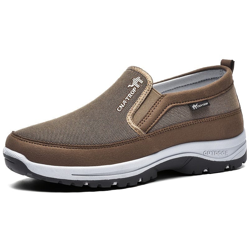 Chaussure de marche marron pour homme, style slip-on, semelle antidérapante, respirante, idéale pour randonnée et activités extérieures.