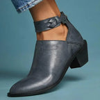 Chaussure en cuir gris pour femme avec talon carré, design moderne et bride cheville tressée, fond bleu. Mode féminine, tendance chaussures.