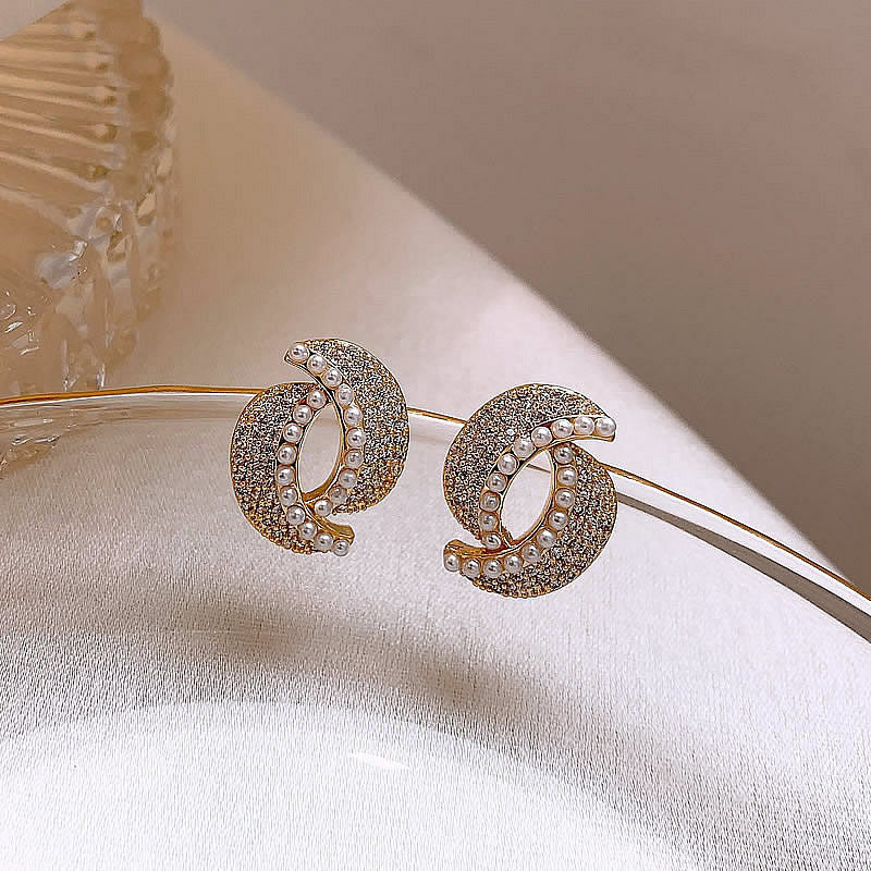 Boucles d'oreilles ornées de strass et de perle