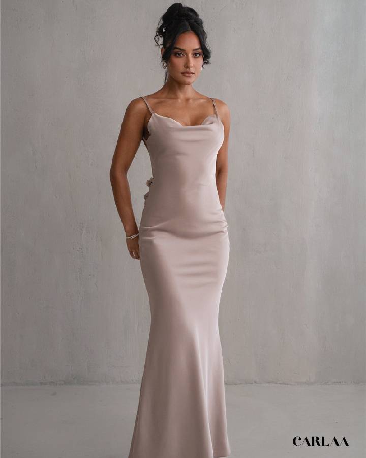 Robe dos nu femme