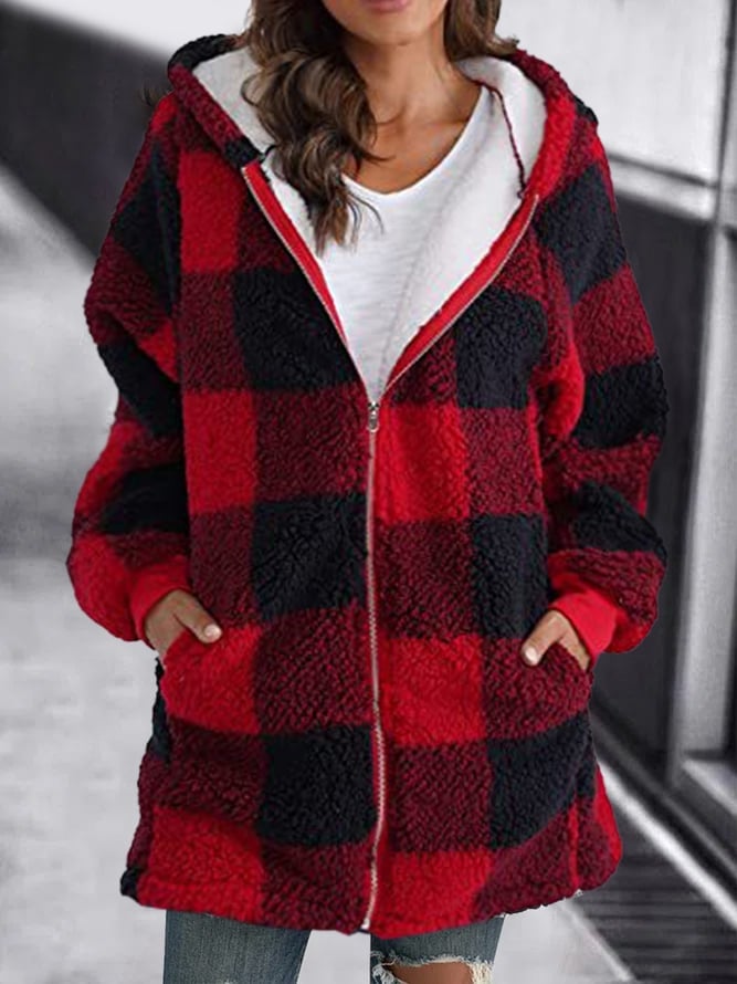 Femme portant un manteau à carreaux rouges et noirs en laine bouclée, capuche, poches, style décontracté, mode automne-hiver.