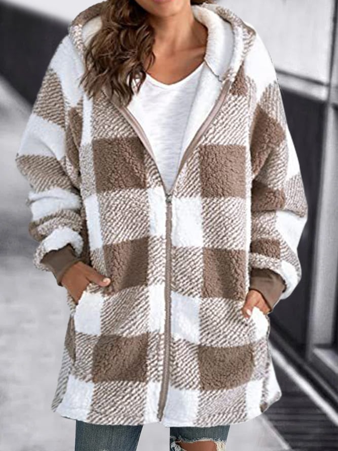 Veste à carreaux marron et blanc en laine polaire, avec capuche et poches, portée par une femme. Mode automne-hiver, style décontracté.