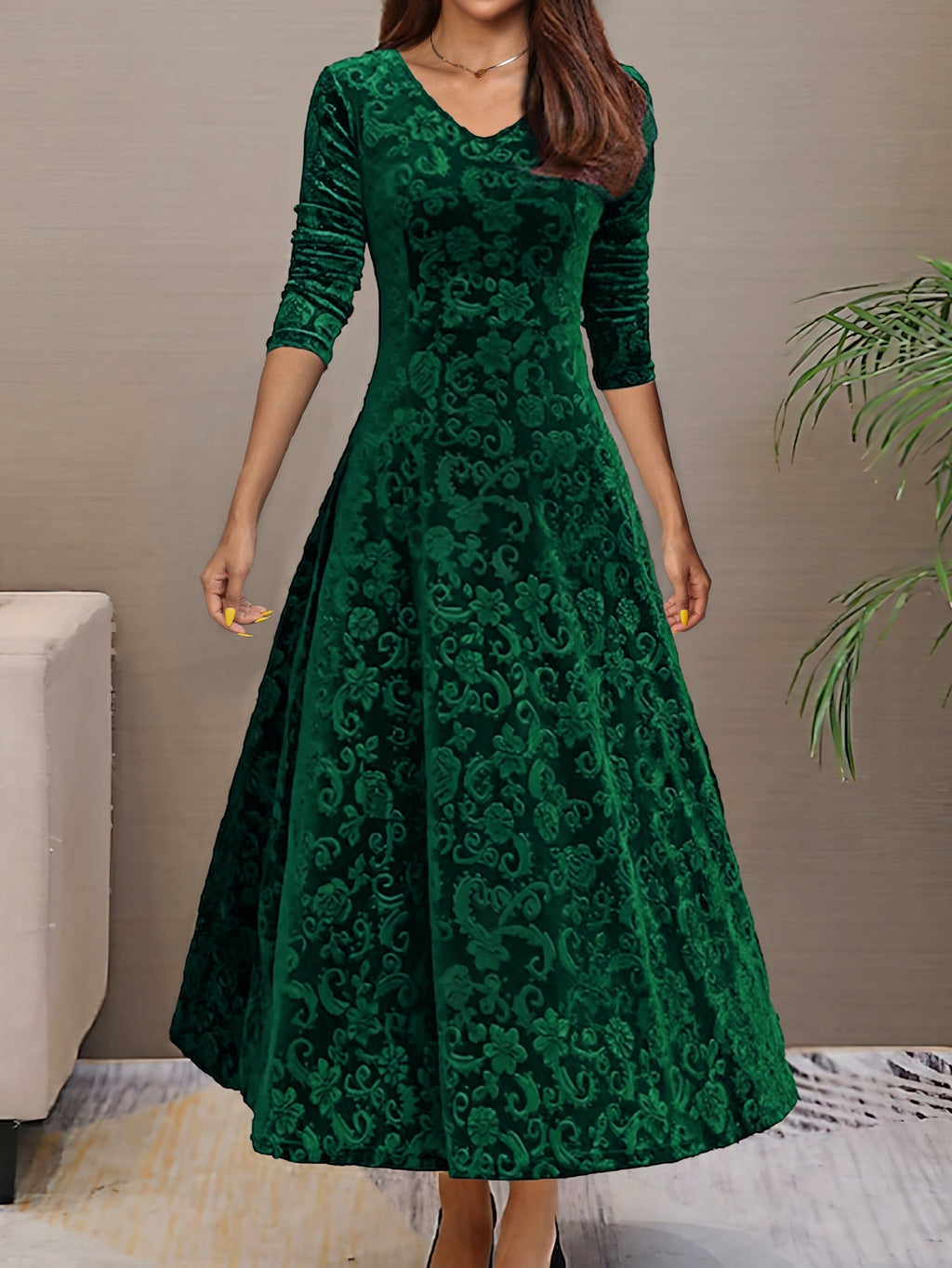 Robe longue verte en velours avec motifs floraux, manches trois-quarts, col en V, élégante et chic, idéale pour soirées ou événements formels.