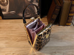 Sac à bandoulière en cuir verni brillant léger et luxueux