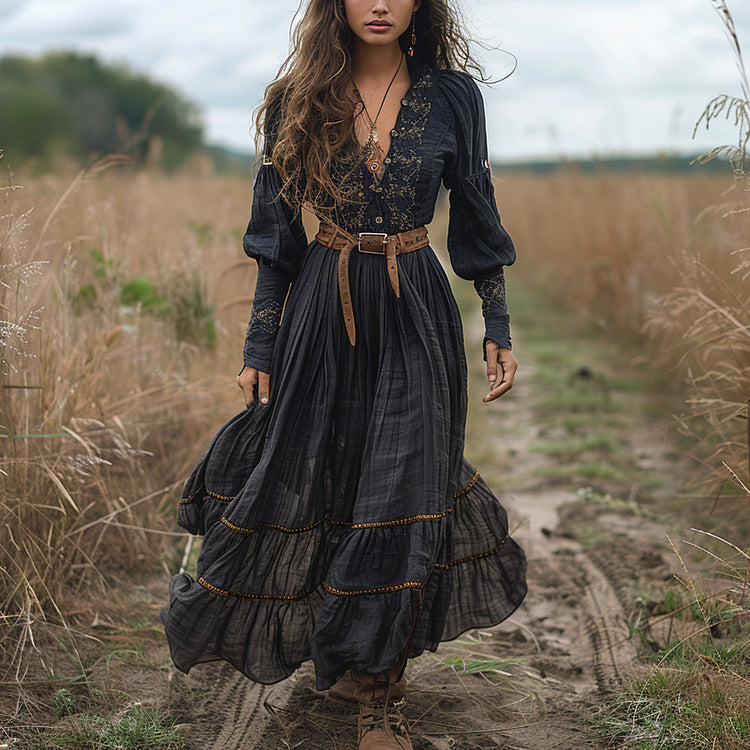 Robe noire brodée col V, manches longues et coupe trapèze