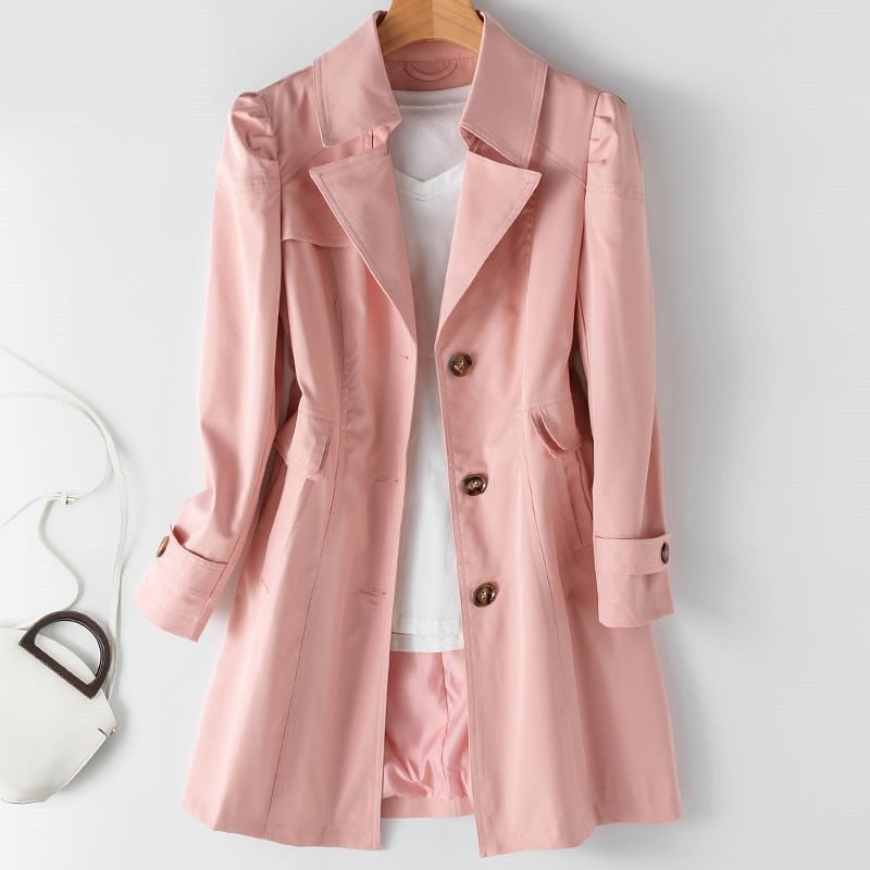 Manteau rose élégant pour femme sur cintre, avec chemise blanche en dessous, sac à main blanc à côté. Mode féminine, vêtements tendance.