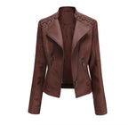 Veste en cuir marron pour femme avec fermeture éclair, design moderne et détails lacés sur les épaules. Mode féminine, tendance automne-hiver.