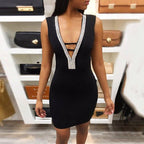 Elégante robe courte moulante col v plongeant dos nu contour strass