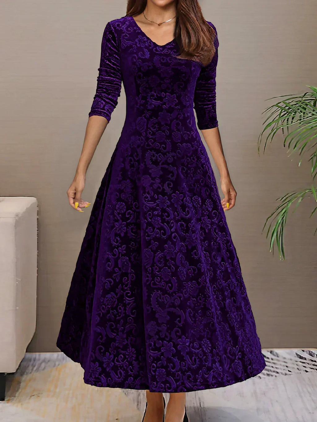 Robe longue violette en velours avec motifs floraux, manches trois-quarts, col en V, élégante et chic, idéale pour soirées ou événements formels.