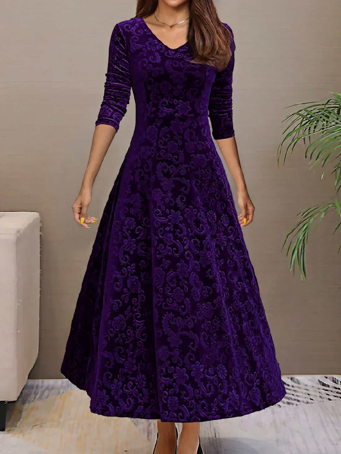 Robe longue violette en velours avec motifs floraux, manches trois-quarts, col en V, élégante et chic, idéale pour soirées ou événements formels.