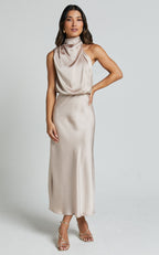 Robe longue col haut sans manches design - Chic&Shines