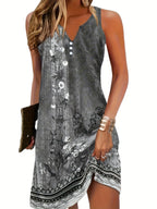 Robe d'été sans manches grise avec motifs floraux, col en V et boutons, tenue décontractée élégante pour femme, accessoirisée d'un bracelet doré.