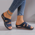 Sandales bleues pour femme avec talon compensé, portées avec un jean ajusté. Design élégant et confortable, idéal pour l'été. Mode féminine tendance.