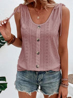 Débardeur rose en dentelle avec boutons, porté par une femme. Short en jean décontracté. Mode estivale féminine, tendance et élégante.