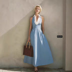 Robe longue bleu ciel, encolure drapée et taille cintrée
