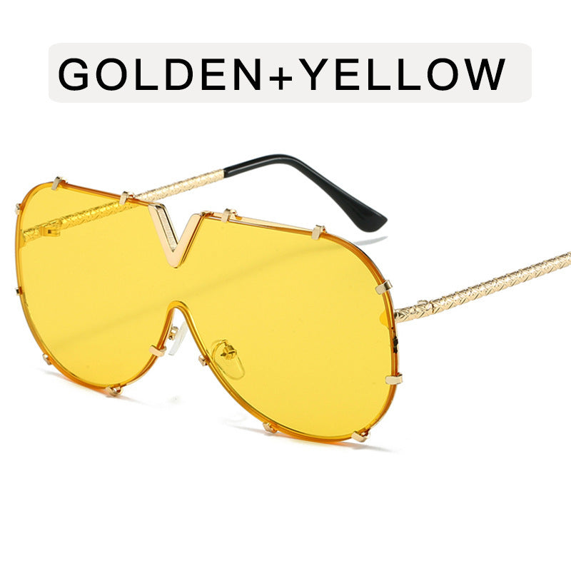 Lunette de soleil V avec rivets en métal - Chic&Shines
