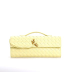 Sac à main en cuir tressé jaune pâle avec fermoir doré, design élégant et moderne, accessoire de mode tendance pour femme.
