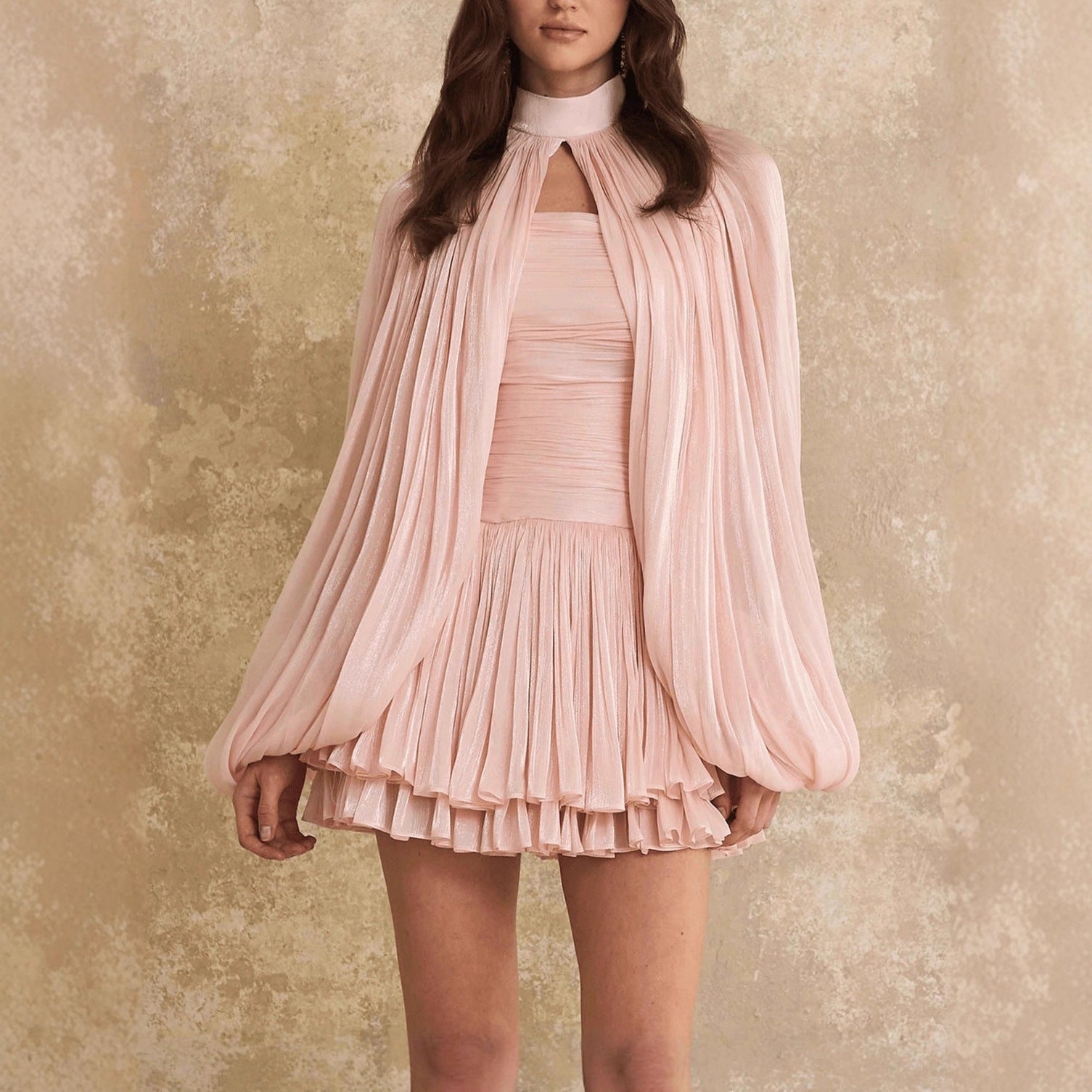 Ensemble deux-pièces rose tendre, robe courte et cape
