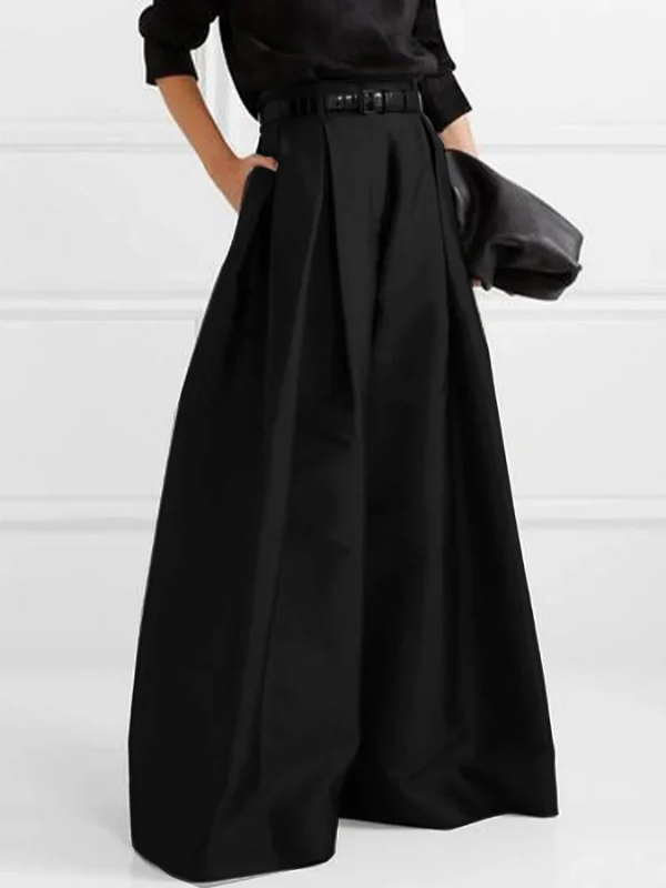 Femme portant une jupe longue noire élégante avec ceinture, chemise noire et pochette. Mode chic, tenue sophistiquée, style minimaliste.