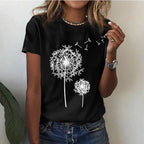 Femme portant un t-shirt noir avec motif pissenlit blanc, style décontracté, mode féminine, bijou doré, montre argentée, jeans délavé.