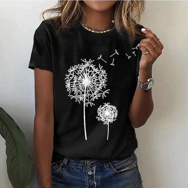 Femme portant un t-shirt noir avec motif pissenlit blanc, style décontracté, mode féminine, bijou doré, montre argentée, jeans délavé.