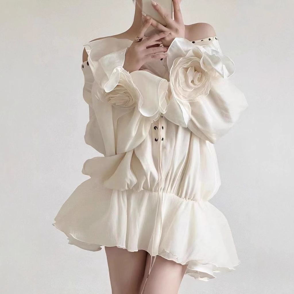 Loose-fitting short dress with bell sleeves and high waist