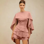 Ensemble deux-pièces asymétrique avec lacets et cape