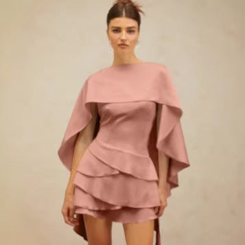 Ensemble deux-pièces asymétrique avec lacets et cape