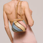 Sac seau cylindrique à coutures matelassées en losanges