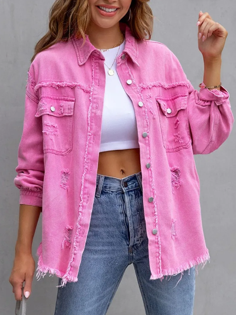 Femme portant une veste en jean rose délavé avec des détails effilochés, chemise blanche et jean bleu. Mode décontractée, tendance automne.