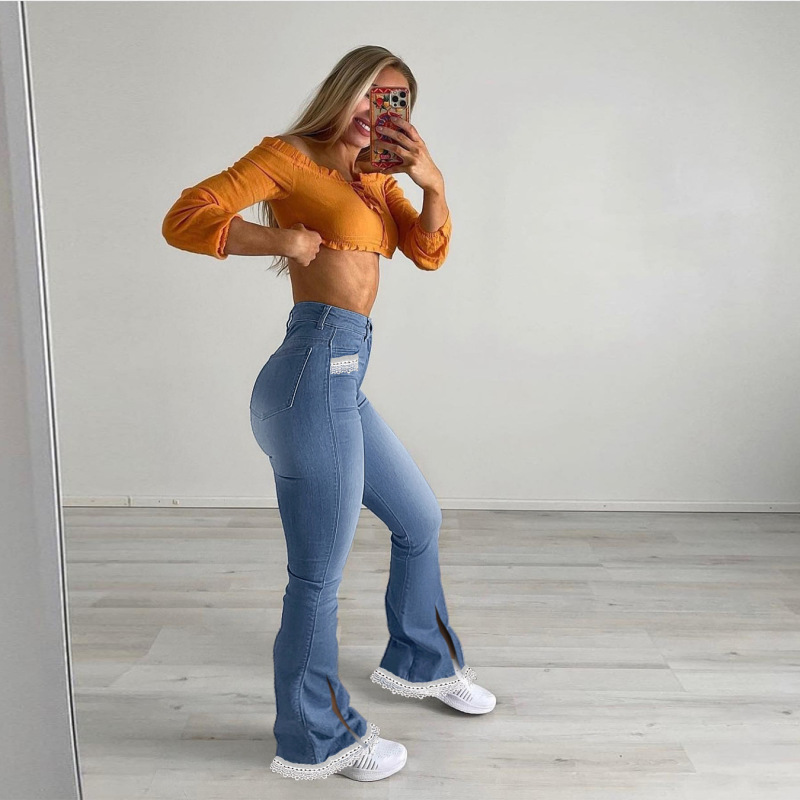 Jeans moulant bas évasés à poche et fente en dentelle