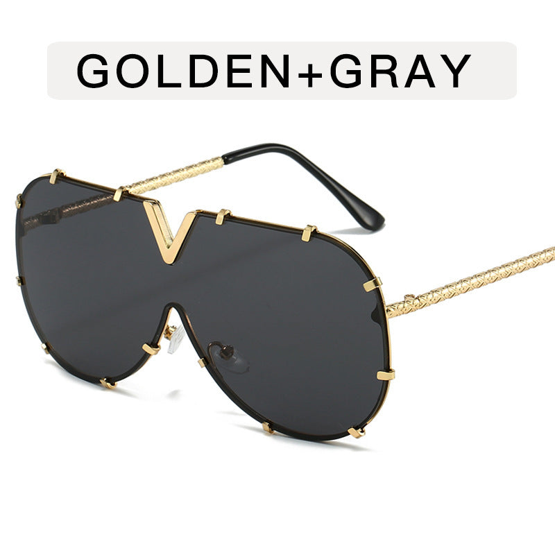 Lunette de soleil V avec rivets en métal - Chic&Shines