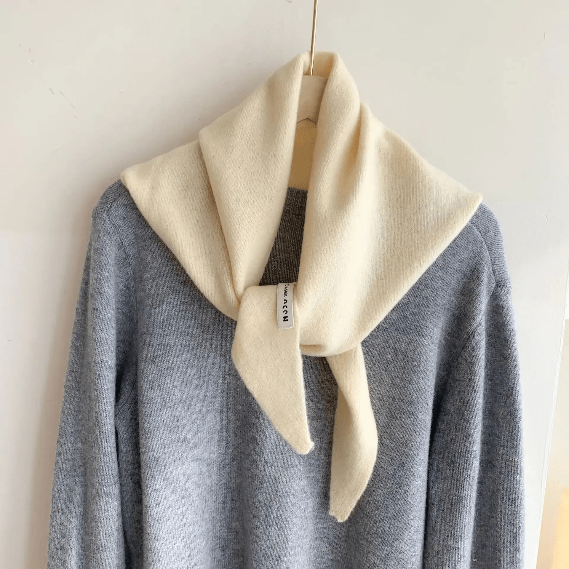 CosyWrap - Écharpe tricotée triangulaire en laine de niche pour les femmes, comme foulard ou écharpe chaude