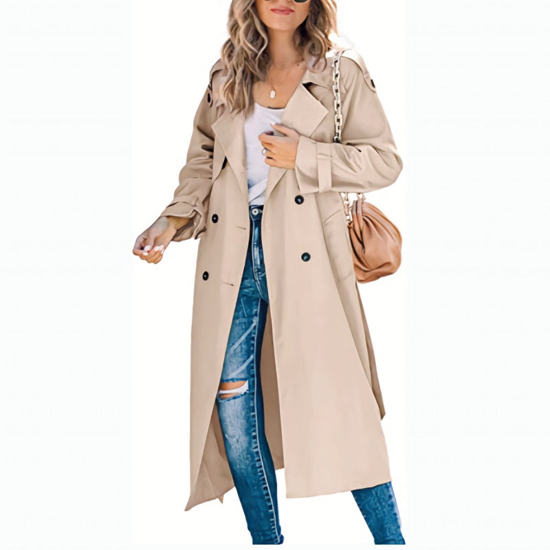 Femme portant un trench-coat beige élégant, jeans déchirés et sac à main marron. Mode automne, style urbain chic, tendance vestimentaire.