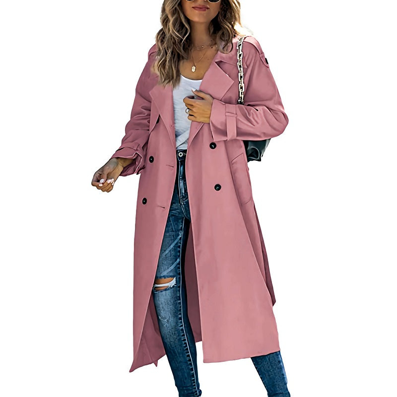 Femme portant un trench-coat rose élégant, jeans déchirés et sac à main noir. Mode automne, style urbain chic, tendance vestimentaire féminine.