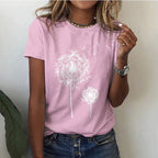 Femme portant un t-shirt rose avec motif de pissenlit blanc, style décontracté, mode féminine, montre-bracelet argentée, jeans délavés.