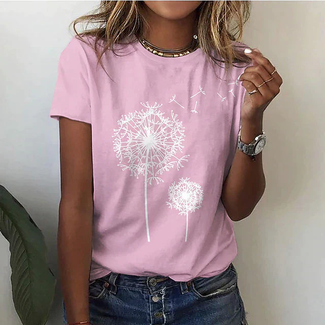 Femme portant un t-shirt rose avec motif de pissenlit blanc, style décontracté, mode féminine, montre-bracelet argentée, jeans délavés.