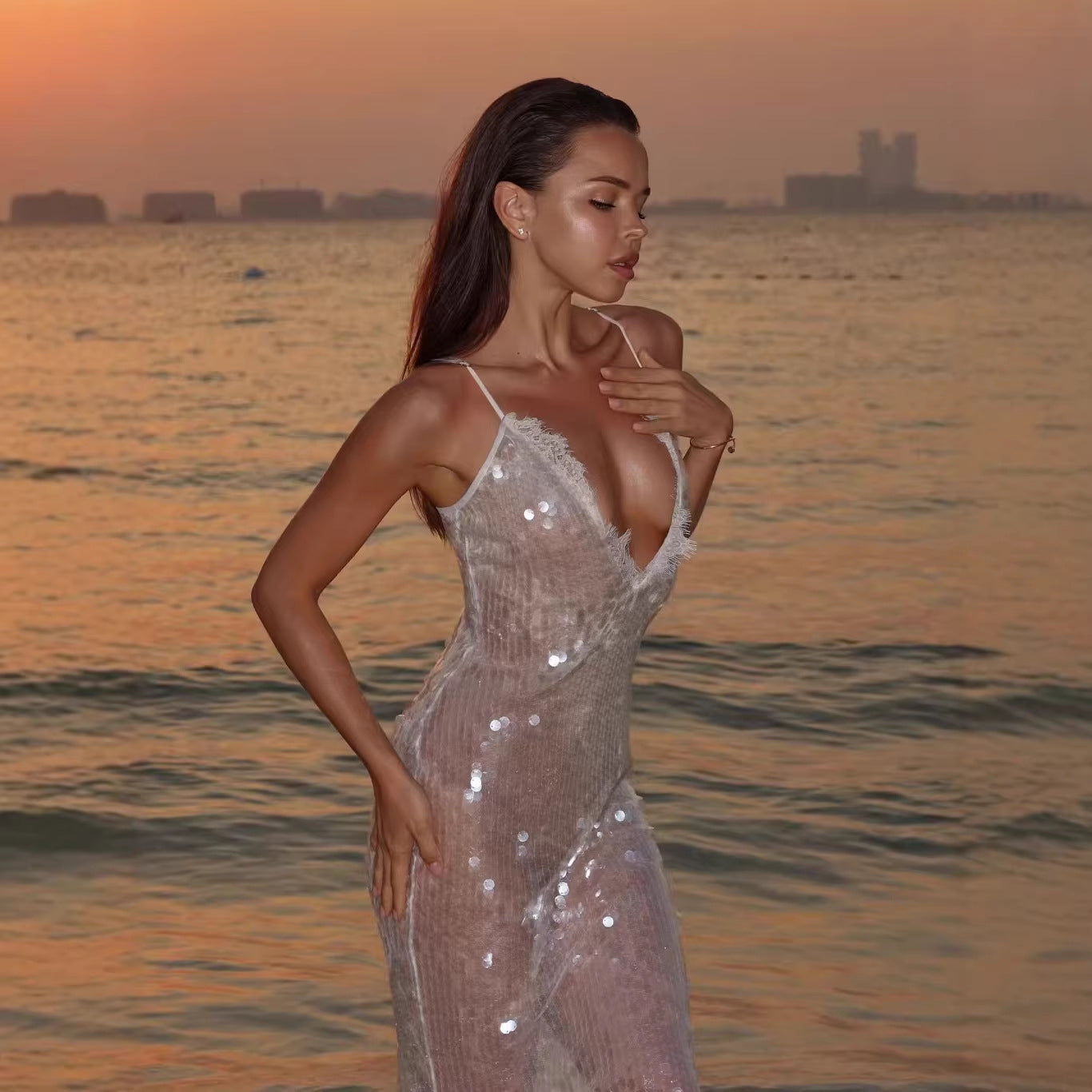Robe dos nu à paillettes blanc cassé