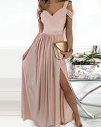 Élégante robe de femme avec épaule ouverte, fente en longueur maxi et motif automnal
