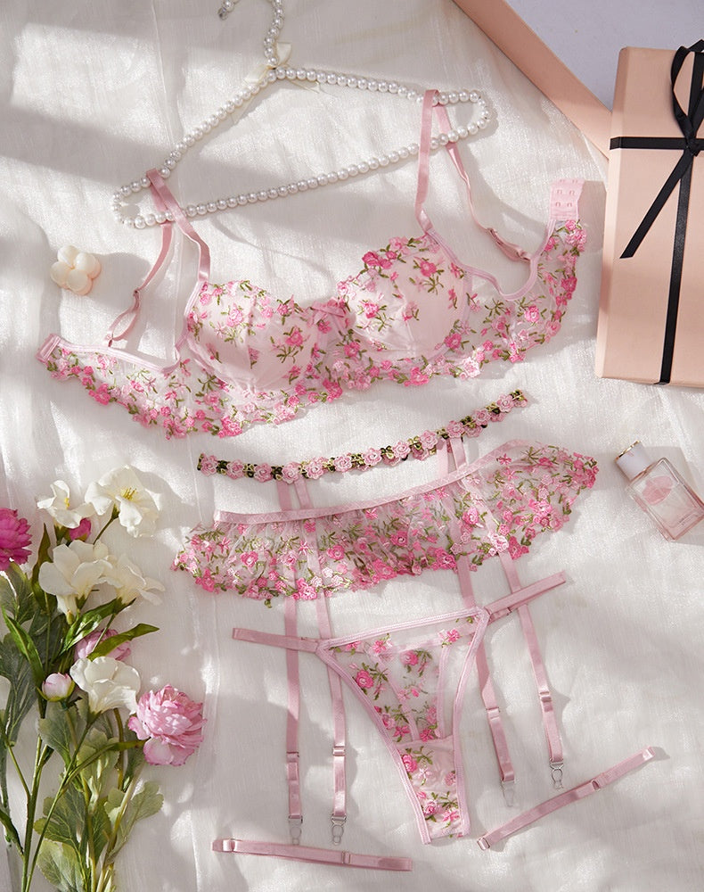 Ensemble soutien gorge string et porte Jarretière en dentelle Brodé