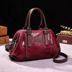 Sac à main en cuir rouge bordeaux avec poignées marron, design élégant, idéal pour la mode féminine. Accessoire tendance et chic.