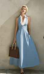 Robe longue bleu ciel, encolure drapée et taille cintrée