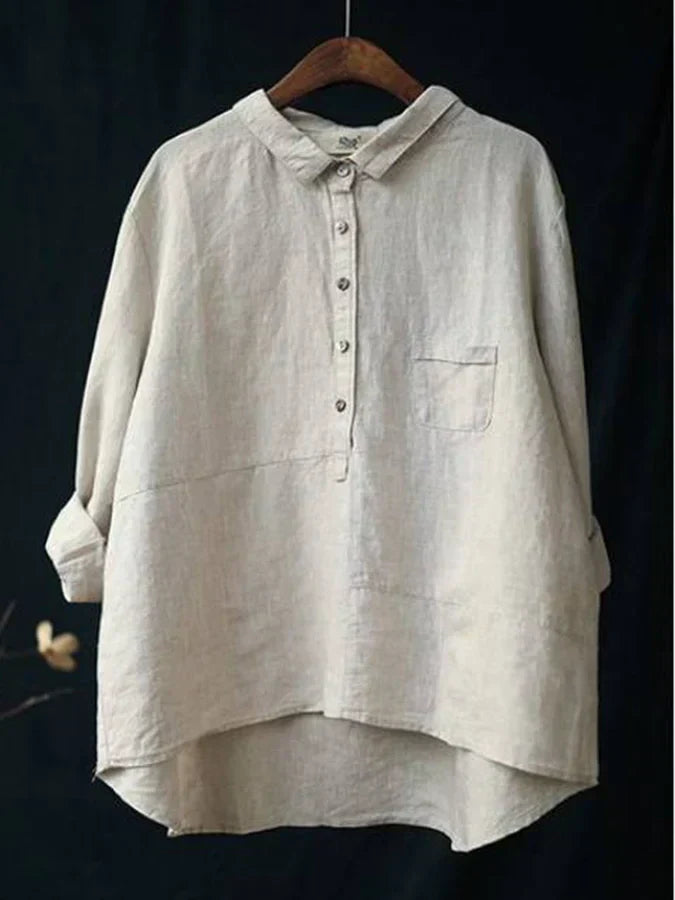 Chemise en lin beige pour femme, manches longues, col boutonné, poche poitrine, style décontracté, suspendue sur un cintre en bois.
