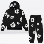 Sweat à capuche et pantalon noirs avec motifs floraux blancs, ensemble streetwear tendance, mode urbaine, vêtements décontractés, style moderne.