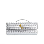 Sac à main argenté en cuir tressé avec fermoir doré, design élégant et moderne. Accessoire de mode chic pour soirées et événements spéciaux.
