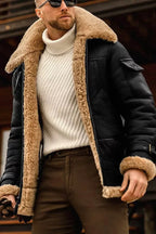 Homme portant un manteau aviateur en cuir noir avec doublure en fourrure beige, pull col roulé blanc, lunettes de soleil, mode hiver élégante.