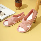 Sandales roses en caoutchouc sur fond jaune, design croisé élégant, confortables et légères, idéales pour l'été. Accessoire mode tendance.