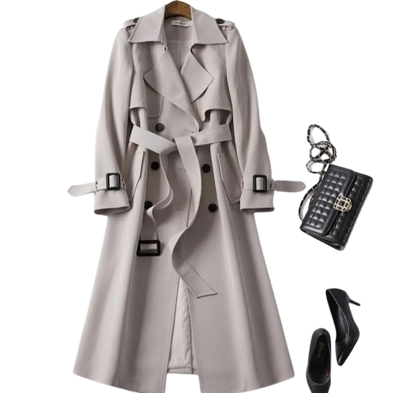 Trench-coat beige élégant avec ceinture, sac à main noir en cuir matelassé et escarpins noirs. Mode automne chic, tenue féminine sophistiquée.